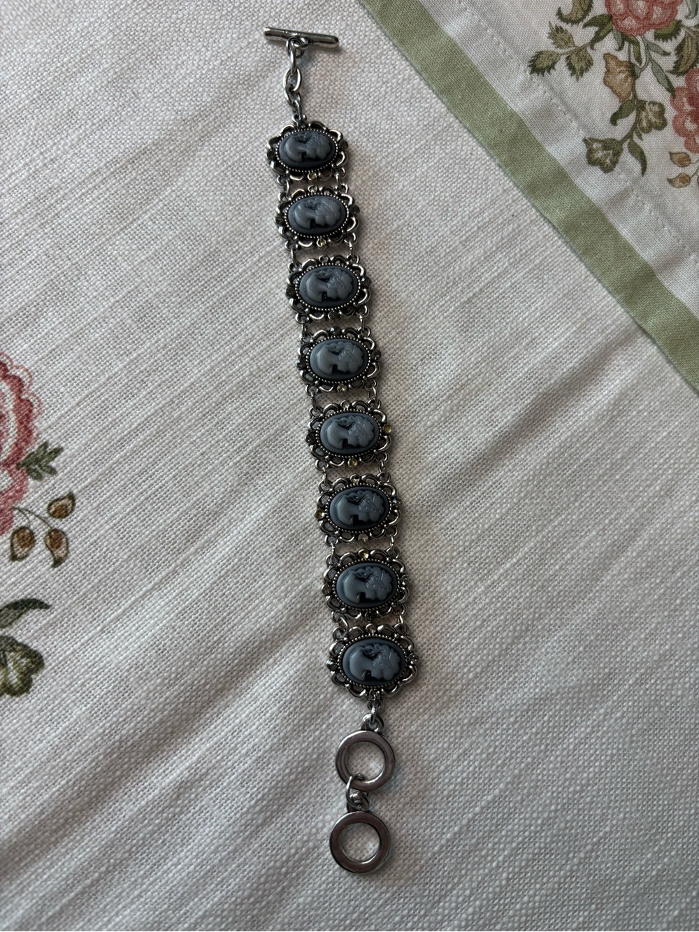 Vintage-Inspired Gray Cameo Link Bracelet - Women's Jewelry